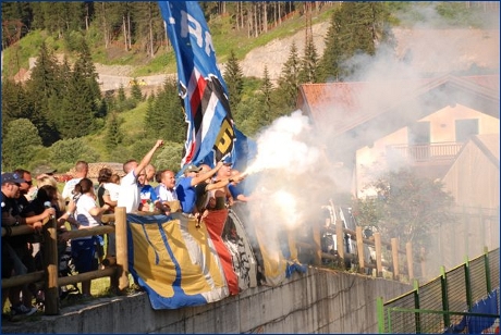 Gli Ultras Tito Cucchiaroni tifano dietro il loro striscione al seguito della Sampdoria