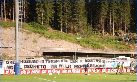 Striscione UTC: 'Che emozione in trasferta con il nostro striscione. No al decreto no alla repressione. Ultras'