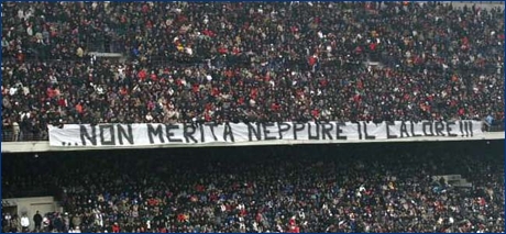 Inter-Milan 23-12-2007. Striscione ultras in Curva Sud Milan: '...non merita neppure il calore!!!'