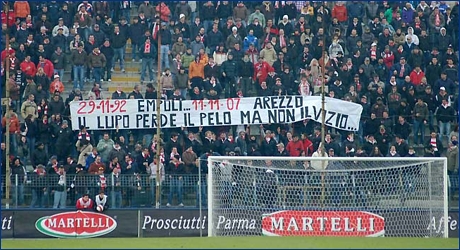 01-12-2007 Vicenza-Piacenza. Gli ultras del Vicenza espongono lo striscione '29-11-92 Empoli... 11-11-07 Arezzo. Il lupo perde il pelo ma non il vizio...'