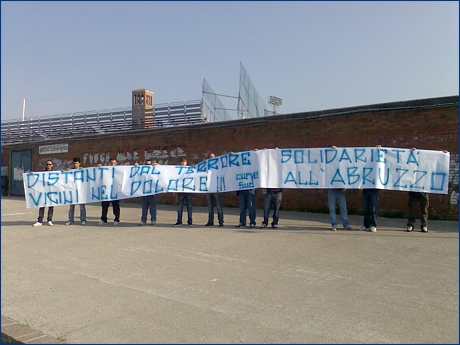 Striscione Curva Sud Pergocrema a Venezia, fuori dai cancelli: ''Distanti dal terrore, vicini nel dolore!!! Solidariet all'Abruzzo. Curva Sud''