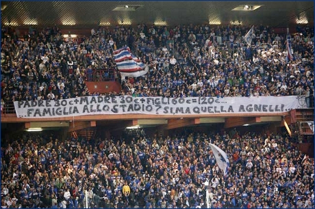 24-10-2009. Striscione della Gradinata Sud Sampdoriana: ''Padre 30  + madre 30  + figli 60  = 120 . ...famiglia allo stadio? S, ma quella Agnelli...''