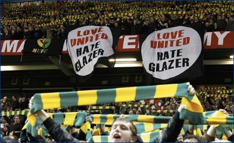 Sciarpata verde-oro all'Old Trafford. I tifosi del Manchester UTD contro i Glazer