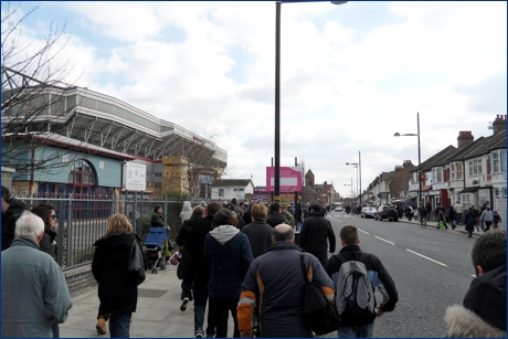 06-03-2010 a fianco dello stadio del West Ham United