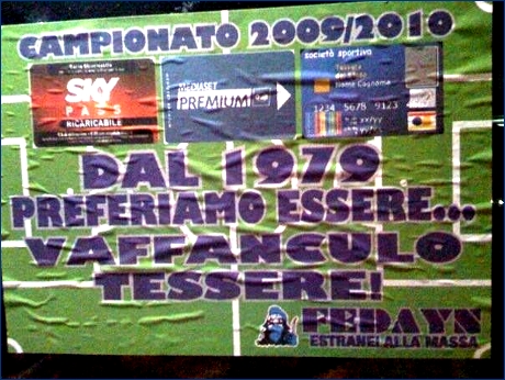 Napoli: manifesto ''Campionato 2009/2010. Dal 1979 preferiamo essere... Vaffanculo tessere. Fedayn, estranei alla massa''