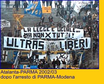 Atalanta-PARMA 2002/03. I BOYS espongono lo Striscione 'Ultras Liberi' e 'La legge  uguale... ma non x tutti!', dopo l'arresto di PARMA-Modena