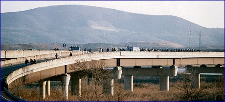 Livorno-Verona 2002/03. Ultras e tifosi veronesi, in corteo, cercano di raggiungere lo stadio di Livorno a piedi, bloccando la superstrada Aurelia