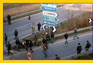 Livorno-Verona 2002/03. Ultras e tifosi veronesi, sequestrati dalle forze dell'ordine, bloccano la strada d'accesso alla citt