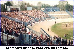 Stamford Bridge, com'era un tempo. In foto la curva dei sostenitori del Chelsea, del tutto simile ad una curva italiana