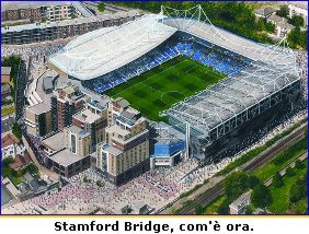 Stamford Bridge, com' ora. Vista dall'alto. Un immenso albergo avvinghia le gradinate