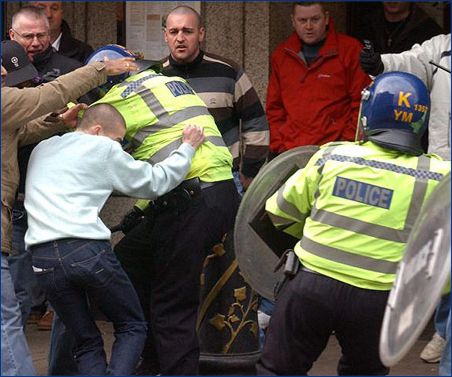 Wolverhampton-West Bromwich Albion. Botte alla polizia