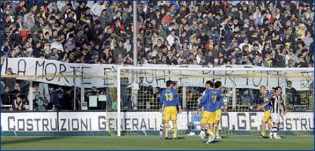 11-11-2007. A poche ore dall'omicidio di Gabriele Sandri i Boys Parma 1977 espongono in Curva Nord lo striscione 'La morte  uguale per tutti'