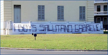 14-11-2007. Mentre una delegazione dei Boys Parma 1977  ai funerali di Gabriele Sandri, altri ragazzi del Gruppo appendono lo striscione 'I Boys salutano Gabriele' davanti allo stadio Tardini