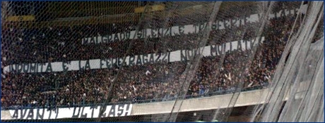 09-12-07 Striscioni nella Curva A di Napoli: Malgrado silenzi e trasferte vietate indomita  la fede. Ragazzi non mollate. Avanti ultras!