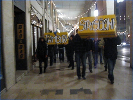 I BOYS PARMA 1977 sotto i portici di via Mazzini portano i pacchi per la libert di tifo