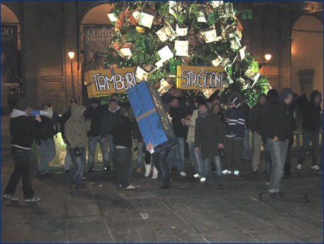 I BOYS PARMA 1977 in piazza Garibaldi con i pacchi per la libert di tifo