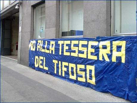 Striscione BOYS PARMA 1977 a Milano, davanti alla sede della Lega Calcio. No alla Tessera del Tifoso